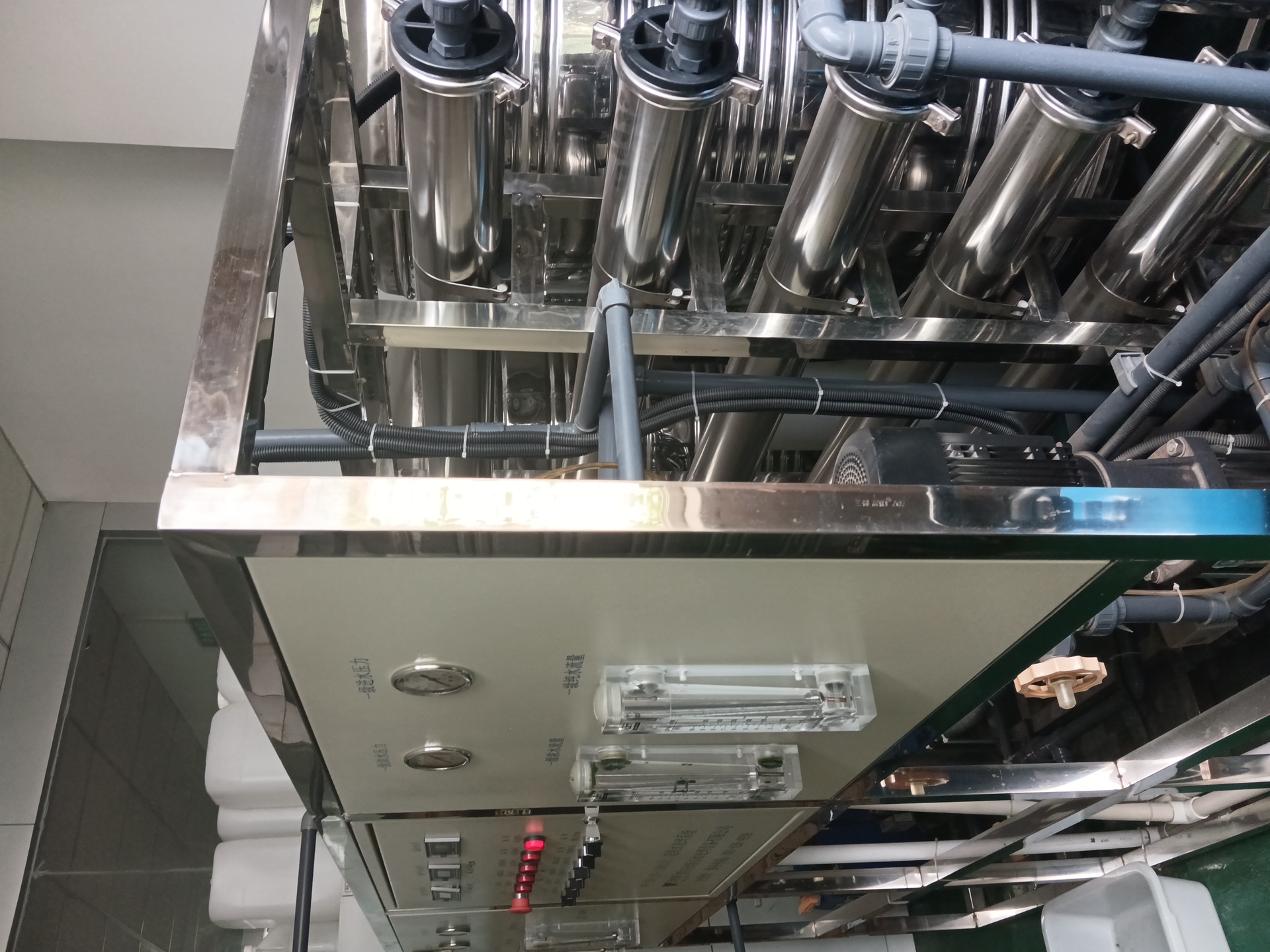 純水設備安裝現(xiàn)場